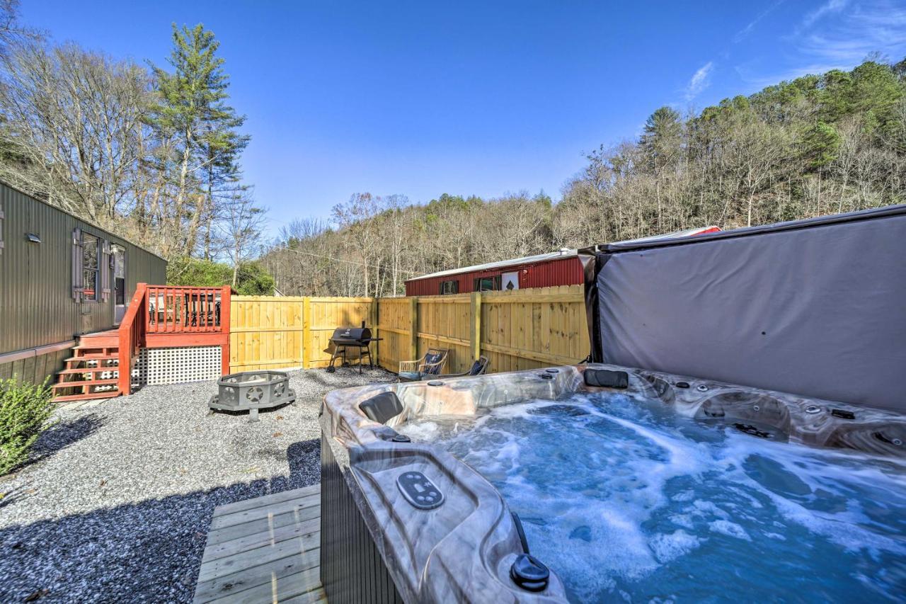 Smoky Mountain Vacation Rental With Hot Tub And Kayaks Whittier Exterior photo
